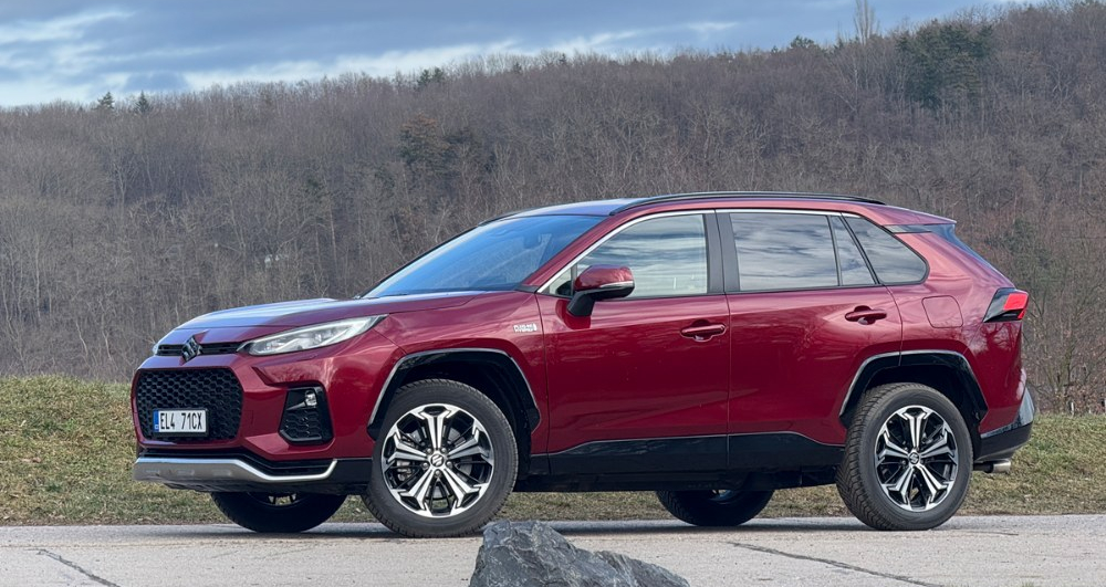 Suzuki Across Plug-in Hybrid &ndash; Tich&aacute; voda