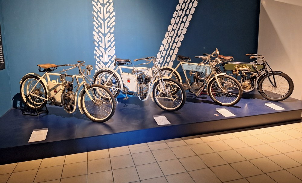 Motocykl v proměn&aacute;ch času