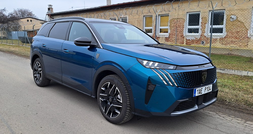 Peugeot 5008 Hybrid &ndash; A teď na benz&iacute;n!