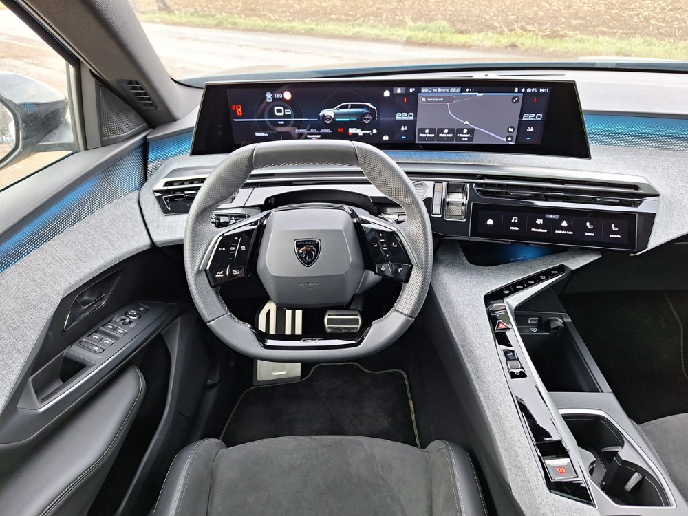 Peugeot 5008 Hybrid &ndash; A teď na benz&iacute;n!