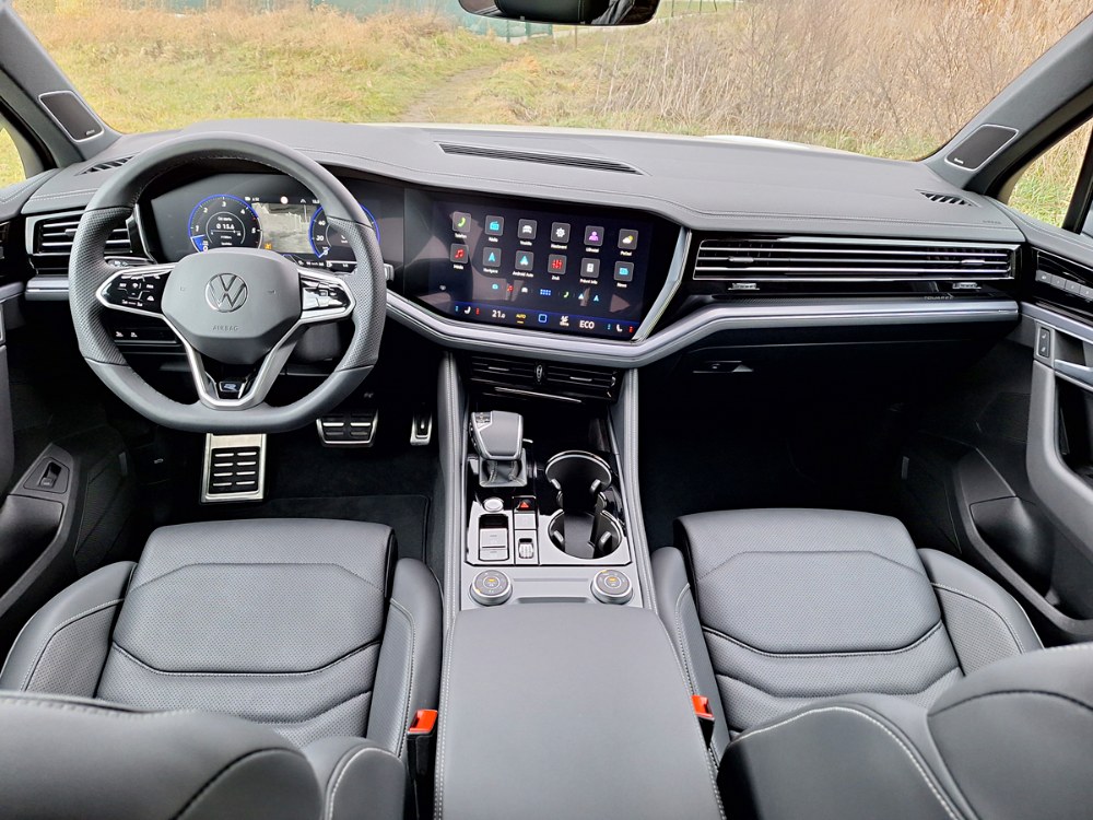 Volkswagen Touareg R-Line &ndash; Z vy&scaron;&scaron;&iacute;ch sf&eacute;r